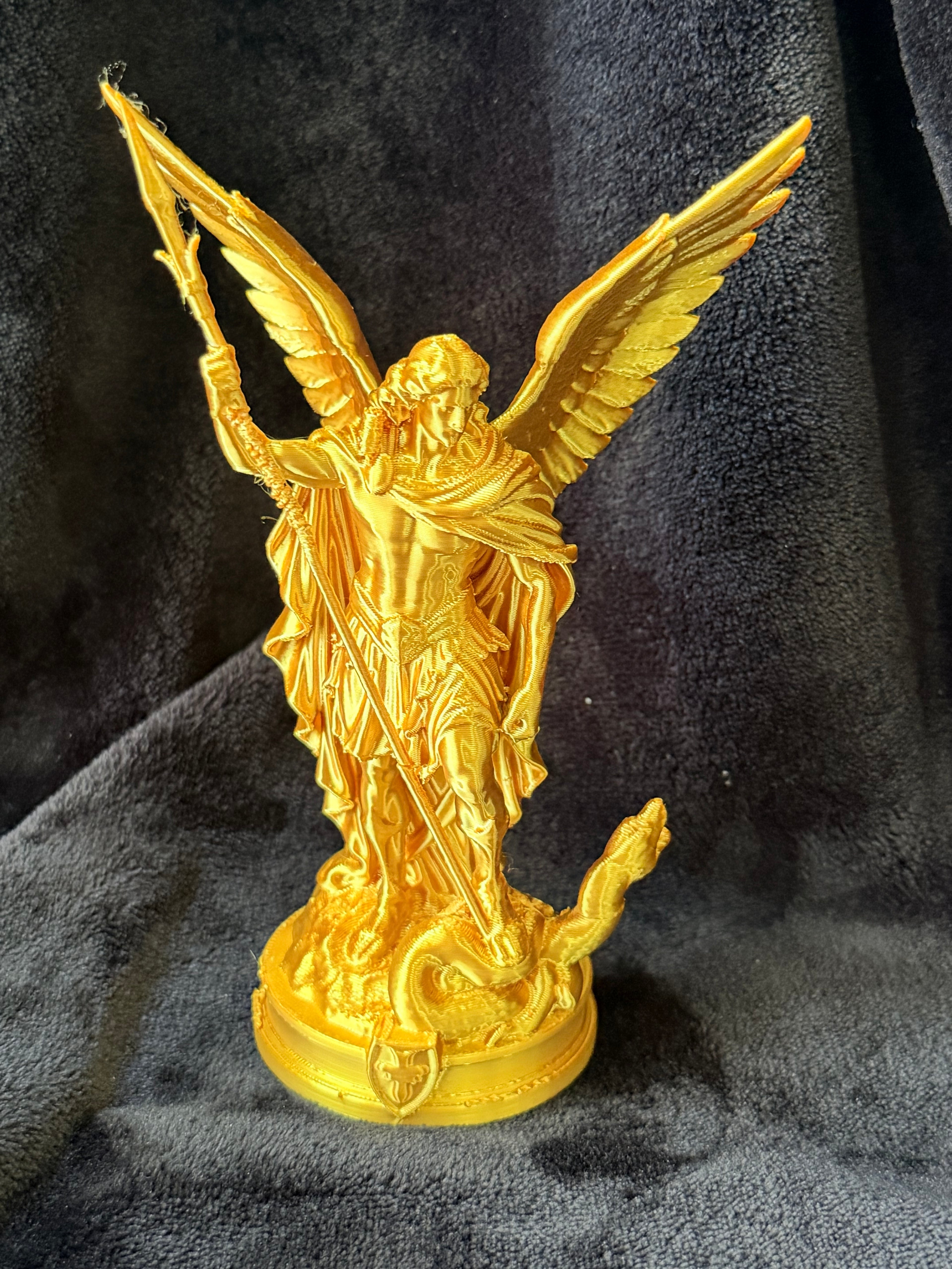 Arcángel San Miguel – Estatuilla Dorada con Lanza y Serpiente