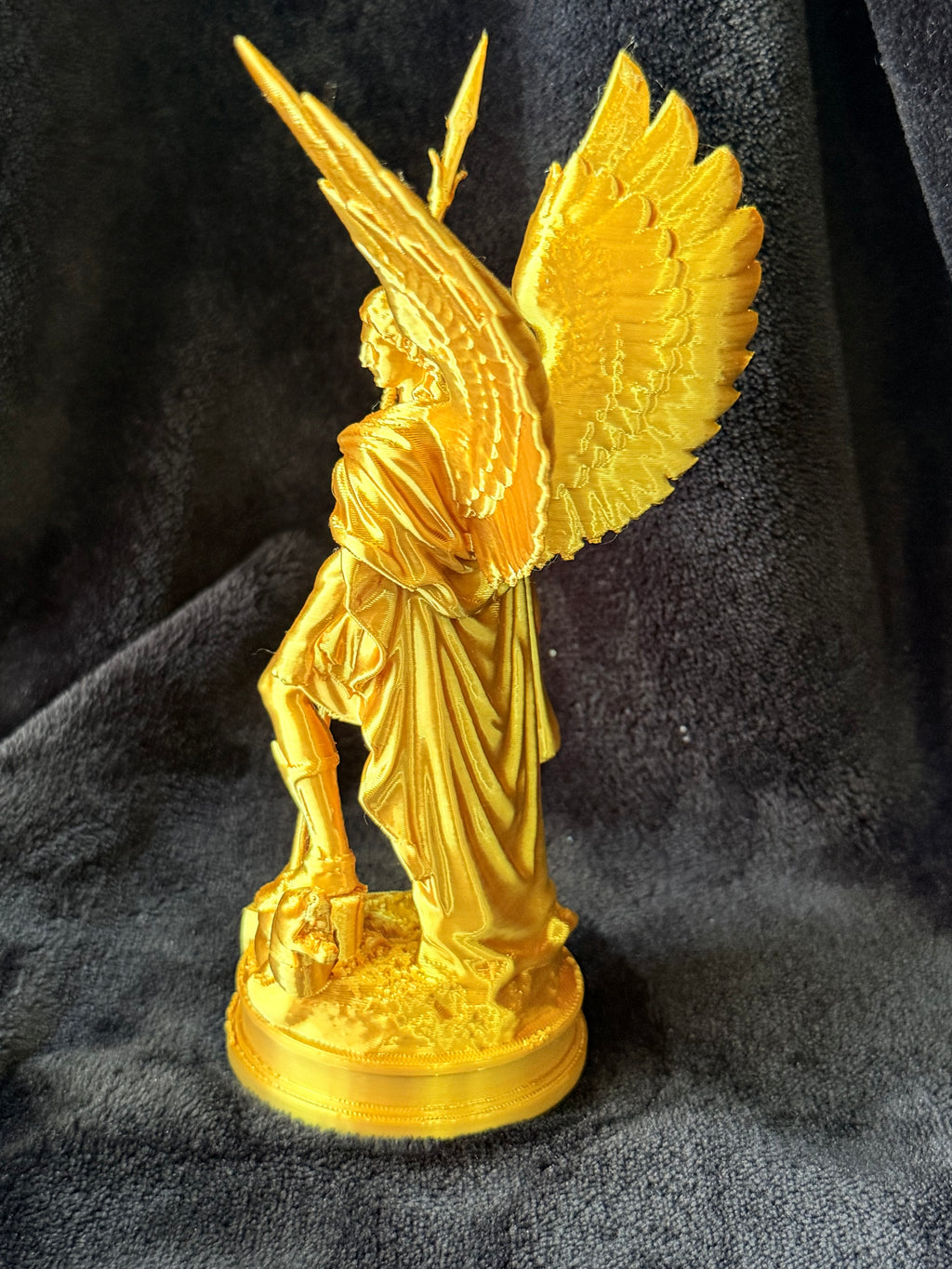 Arcángel San Miguel – Estatuilla Dorada con Lanza y Serpiente