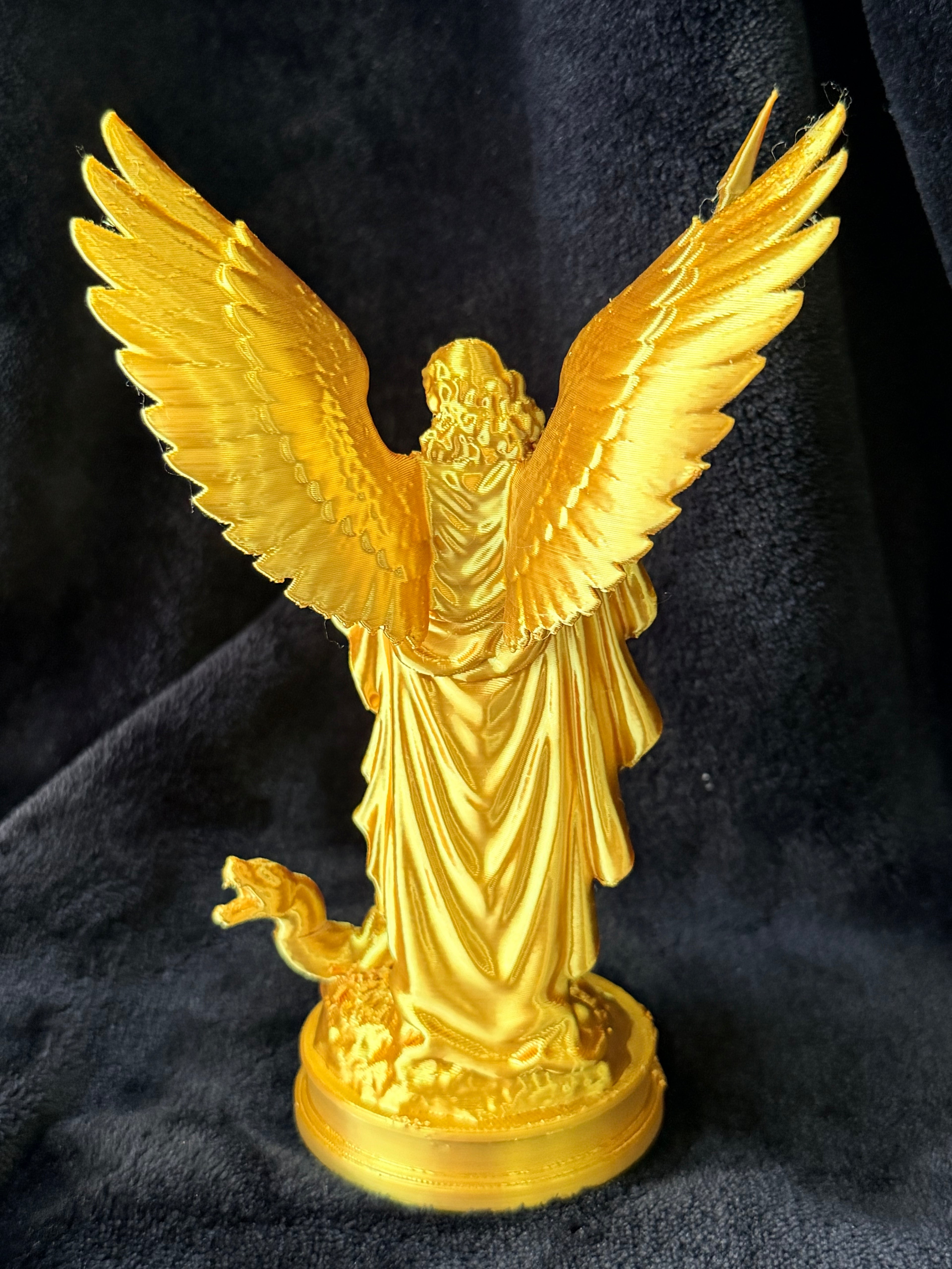 Arcángel San Miguel – Estatuilla Dorada con Lanza y Serpiente