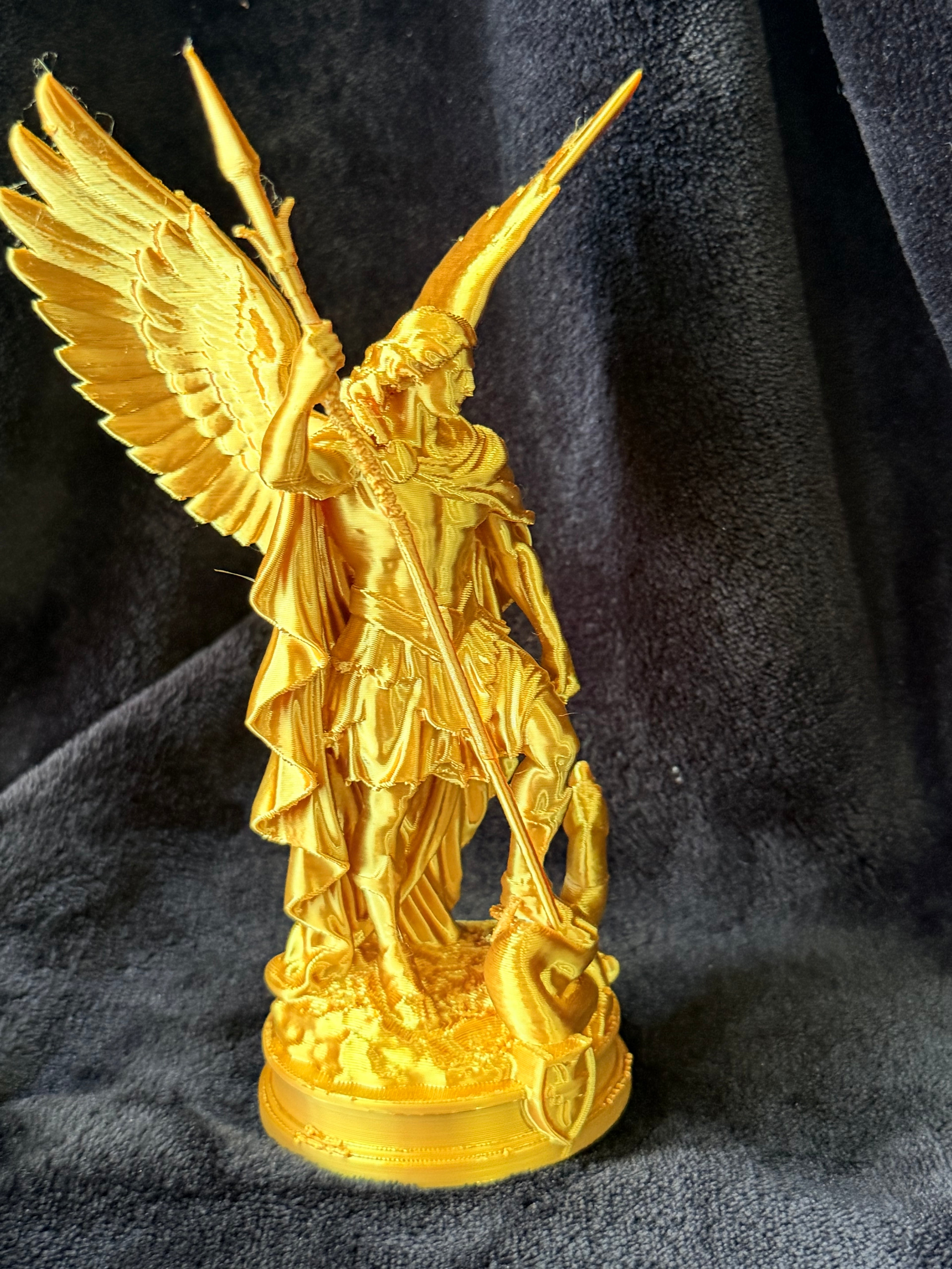 Arcángel San Miguel – Estatuilla Dorada con Lanza y Serpiente